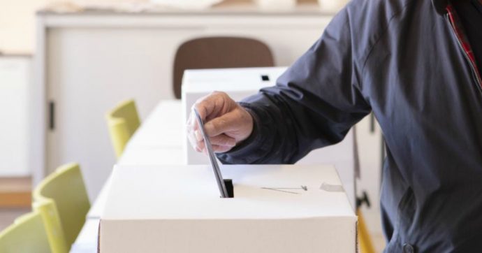 Referendum costituzionale – Opzione degli elettori temporaneamente all’estero per l’esercizio del voto nella circoscrizione estero per corrispondenza